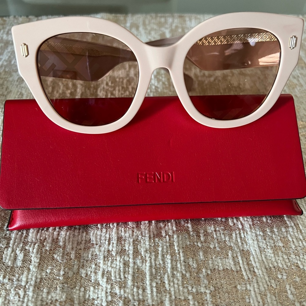 Super chic Fendi Sunglasses. Very stylish!